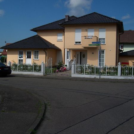 Gästehaus Tante Tienchen 7 Minuten vom Europa Park Rust zu Fuss entfernt Alle Suiten haben einen Balkon Exterior foto