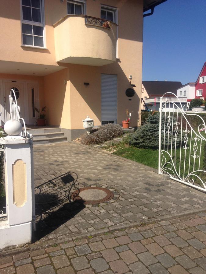 Gästehaus Tante Tienchen 7 Minuten vom Europa Park Rust zu Fuss entfernt Alle Suiten haben einen Balkon Exterior foto